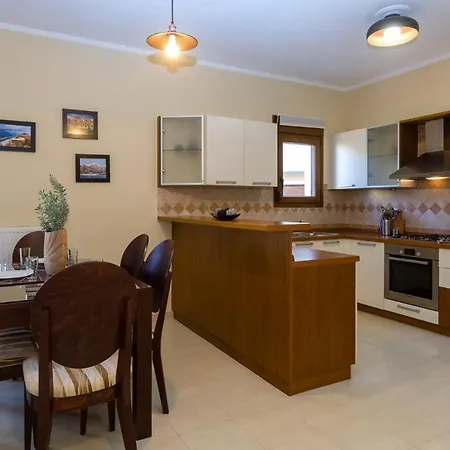 Louisa's Summer House בית נופש Kastanéa